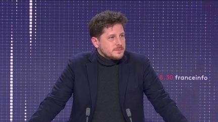 Julien Bayou, secrétaire national d'Europe Ecologie Les Verts et conseiller régional d'Île-de-France, était l'invité de franceinfo mercredi 17 novembre 2021. (FRANCEINFO / RADIOFRANCE)