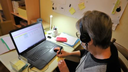 Une personne en télétravail à Amiens (Somme). Photo d'illustration. (DOMINIQUE TOUCHART / MAXPPP)