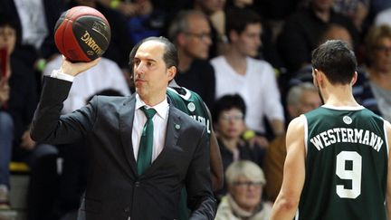 Léo Westermann et son coach Jean-Marc Dupraz (JEAN MARC LOOS / MAXPPP)