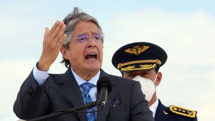 Le président équatorien Guillermo Lasso lors d'un discours dans l'enceinte de la base militaire de Quito, la capitale équatorienne, le 27 octobre 2021. (CRISTINA VEGA RHOR / AFP)