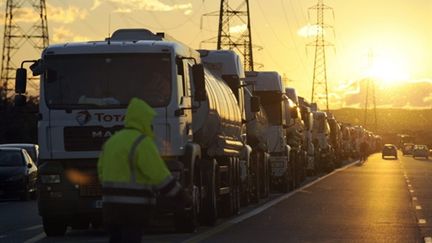 Image de grèves : des camions-citernes bloqués devant les dépôts de carburants, ici à Fos-sur-Mer (AFP - Anne-Christine POUJOULAT)