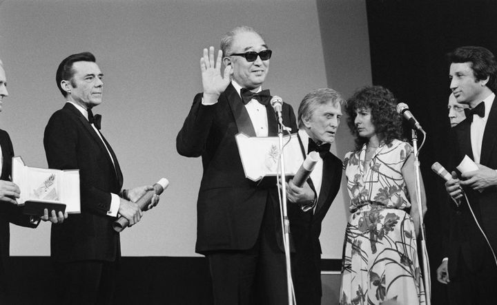 Akira Kurosawa recevant la Palme d'Or en 1980 pour son film "Kagemusha". (RALPH GATTI / AFP)