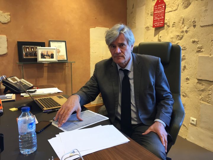 Le maire du Mans (Sarthe), Stéphane Le Foll, dans son bureau à l'hôtel de Ville, le 26 mars 2019. (BORIS LOUMAGNE / RADIO FRANCE)