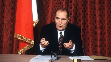 François Mitterrand, président de la République, en 1985, lors d'une conférence de presse à Paris. (MICHEL CLEMENT / AFP)