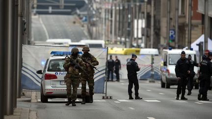 Les forces de sécurité surveillent les alentours de la station de Maelbeek, le 22 mars 2016, à Bruxelles (Belgique).&nbsp; (FEDERICO GAMBARINI / DPA / AFP)