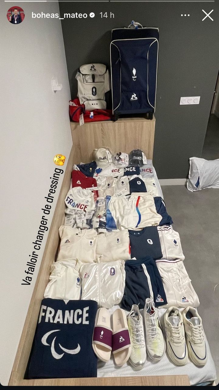 Une photo de l'équipement officiel des athlètes paralympiques français partagée sur les réseaux sociaux par le vice-champion paralympique de tennis de table Matéo Bohéas. (INSTAGRAM)