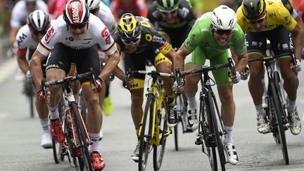 Mark Cavendish (en vert) à la lutte avec André Greipel (en blanc), Bryan Coquard (en noir) et Peter Sagan (en jaune).  (LIONEL BONAVENTURE / AFP)