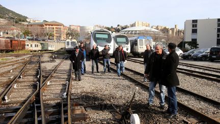 Des cheminots manifestent à la gare de Bastia (Haute-Corse), le 31 janvier 2013. (MAXPPP)