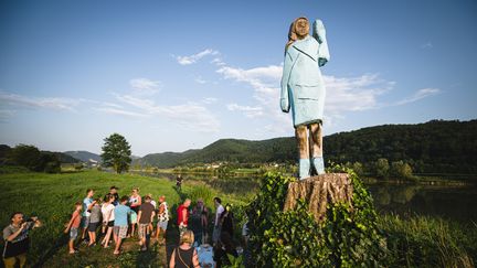 Une statue à l'effigie de Melania Trump, dans son village natal de Slovénie, le 5 juillet 2019. (JURE MAKOVEC / AFP)