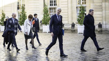 Des représentants des Républicains, emmenés par Laurent Wauquiez (au premier plan), se rendent à un rendez-vous avec François Bayrou, le 19 décembre 2024, à Matignon, à Paris. (GABRIELLE CEZARD / SIPA)