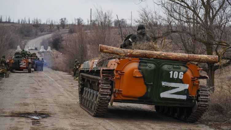 Un blindé russe siglé "Z" à Marioupol (Ukraine), le 3 mars 2022. (IVAN RODIONOV / SPUTNIK via AFP)