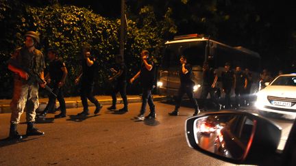 Des militaires turcs se déploient pour fermer les&nbsp;ponts sur le Bosphore à Istanbul (Turquie), vendredi 15 juillet 2016.&nbsp; (BULENT KILIC / AFP)