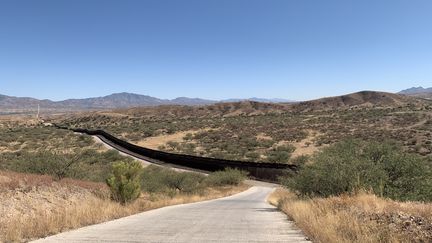 Dans la région de Nogalès, un mur sépare l'Arizona du Mexique. (GILLES GALLINARO / FRANCEINFO / RADIO FRANCE)