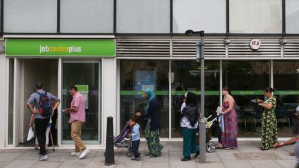 Des demandeurs d'emploi font la queue devant un Job Center à Londres, le 20 juillet 2016. (AFP)