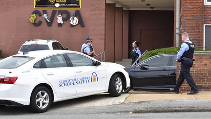 Des policiers de la ville de Saint-Louis (Etats-Unis) devant l'entrée du lycée visé par un tireur, le 24 octobre 2022. (TIM VIZER / AFP)