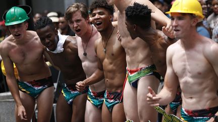 Des supporters des Springboks avec le même maillot de bain porté par le demi de mêlée&nbsp;Faf de Klerk après la finale de la Coupe du monde de rugby. (MICHELE SPATARI / AFP)