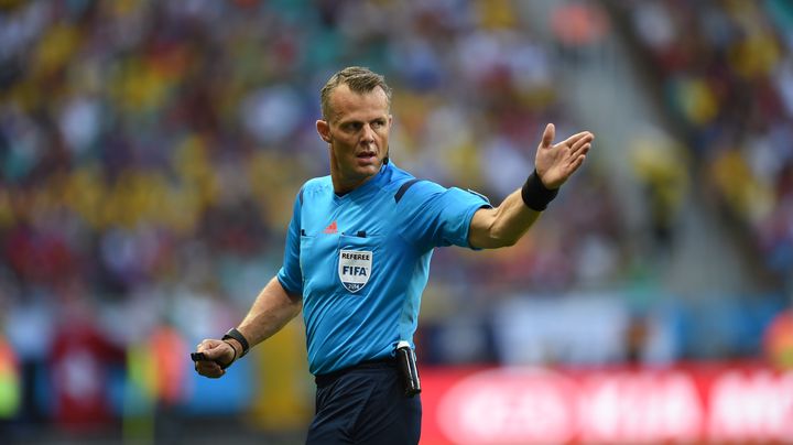 L'arbitre n&eacute;erlandais Bjorn Kuipers, le 20 juin 2014 lors de la rencontre Suisse-France, &agrave; l'Arena Fonte Nova de Salvador de Bahia (Br&eacute;sil). (MARIUS BECKER / DPA)