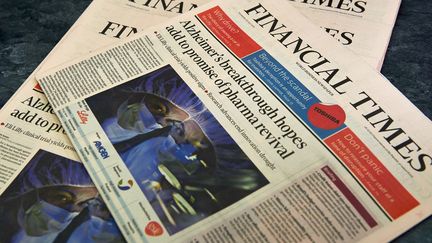 Des exemplaires du "Financial Times", le 23 juillet 2015 à Londres (Royaume-Uni). (NIKLAS HALLE'N / AFP)