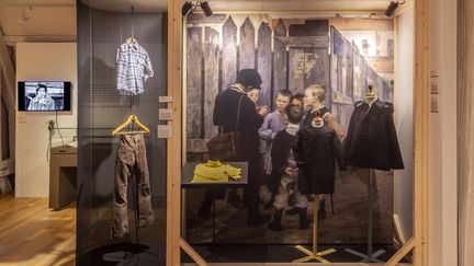 L'exposition "S'habiller pour l'école" au musée de l'Education à Rouen. (MUSEE DE L'EDUCATION DE ROUEN)