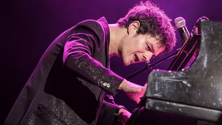 Jamie Cullum sur scène au Festival de Cap Roig (Espagne) le 2 août 2019 (DAVID BORRAT / EFE)