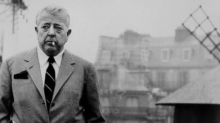 Jacques Prévert (1900-1977) sur sa terrasse, derrière le Moulin Rouge à Paris.
 (OZKOK/SIPA)