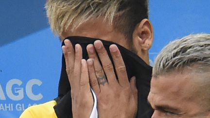 La vedette du Br&eacute;sil, Neymar, bless&eacute;, a mal v&eacute;cu la d&eacute;faite de son pays en petite finale de la Coupe du monde, le 12 juillet 2014 &agrave; Brasilia.&nbsp; (FABRICE COFFRINI / AFP)