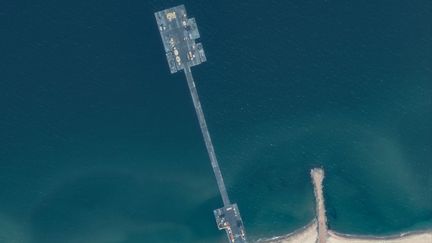 Une vue satellite de la jetée temporaire installée sur le littoral de Gaza. ((MAXAR TECHNOLOGIES / AFP))