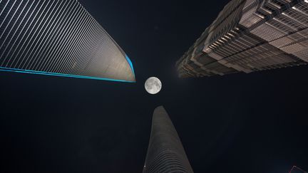 La Lune au dessus des tours du Centre Financier international de Shangaï (Chine)
 (Shen Chunchen / ImagineChina / AFP )