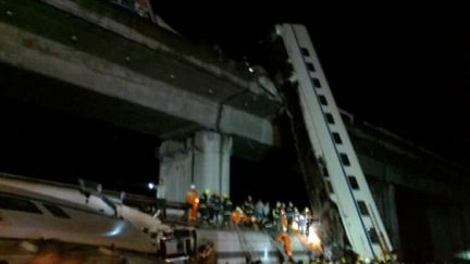 Photo, prise d'un téléphone cellulaire, montrant le train qui a déraillé sur un pont (AFP - Xinhua/Yu Genling (hdt))