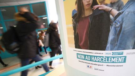 Une affiche contre le harcèlement scolaire dans un collège de la Somme. (JULIEN BARBARE / MAXPPP)