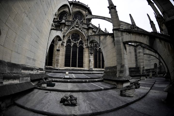 Des pierres tombées de la cathédrale Notre-Dame de Paris sur le toit du bâtiment, le 28 juin 2017. (MARTIN BUREAU / AFP)