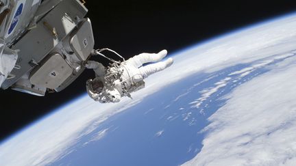 L'astronaute américain Nicholas Patrick, accroché au module Cupola de la Station spatiale internationale, le 17 février 2010. (NASA / REUTERS)