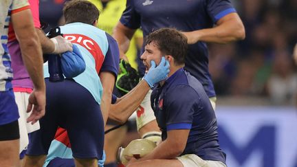 La prise en charge d'Antoine Dupont, capitaine des bleus après sa blessure lors du match contre la Namibie. (MASAKI FURUMAYA / YOMIURI)