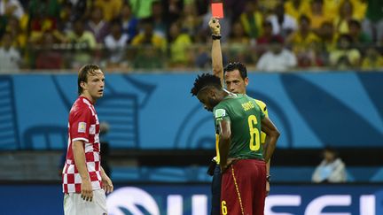 Le Camerounais Alexandre Song écope d'un carton rouge contre la Croatie (PIERRE-PHILIPPE MARCOU / AFP)