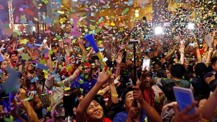 Les habitants de Quezon Ciy, dans les Philippines, fêtent le Nouvel An. (ERIK DE CASTRO / REUTERS)