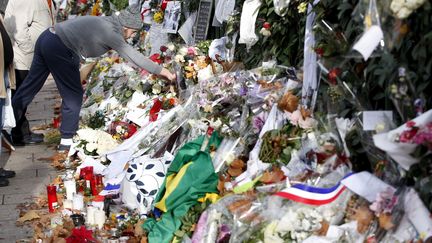 &nbsp; (Des mots, dessins et bouquets de fleurs déposés devant le Bataclan ©Reuters/Charles Platiau)