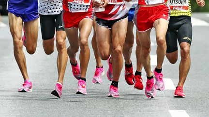 Des athlètes équipés du modèle Vaporfly de Nike, lors d'une course&nbsp;à Tokyo, le 2 juin 2020. (POOL FOR YOMIURI / YOMIURI / AFP)