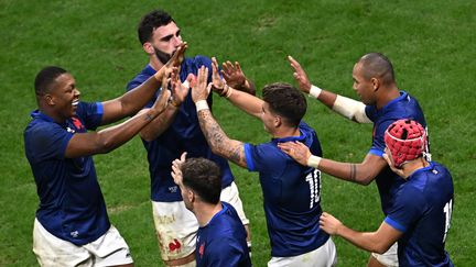 Les Français célèbrent l'essai de Matthieu Jalibert contre l'Italie, le 6 octobre 2023. (OLIVIER CHASSIGNOLE / AFP)