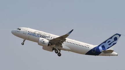 Un Airbus A320neo au décollage. (ERIC CABANIS / AFP)