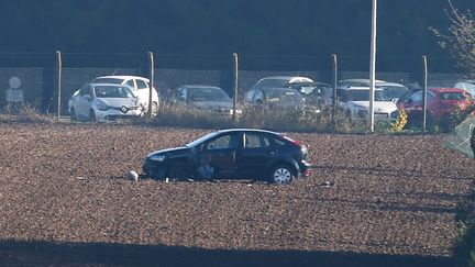 Une voiture a fonc&eacute; contre une caserne de Flawinne, pr&egrave;s de Namur (Belgique), le 26 octobre 2015. (BRUNO FAHY / BELGA / AFP)