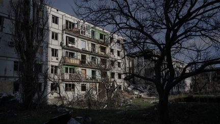 Un immeuble détruit dans la région de Zaporijjia, en Ukraine, le 5 décembre 2023. (OZGE ELIF KIZIL / ANADOLU / AFP)