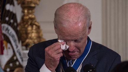 Des larmes, encore des larmes. A quelques jours de la passation de pouvoir entre Barack Obama et Donald Trump, le chef de l'Etat américain a surpris, jeudi 12 janvier, en honorant son vice-président, Joe Biden. Lequel n'était pas au courant qu'il allait recevoir la médaille présidentielle de la Liberté, la plus haute distinction civile américaine.