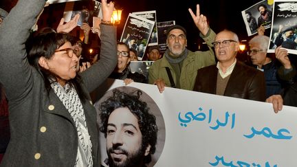 Manifestation de soutien au journaliste Omar Radi détenu pour un tweet dénonçant une décision de justice, à Rabat (Maroc), le 28 décembre 2019. (STR / AFP)