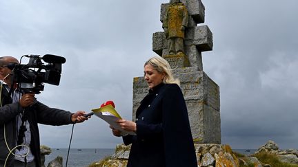 La présidente du Rassemblement national Marine Le Pen, lors d'un hommage au général de Gaulle sur l'île de Sein, le 17 juin 2020.&nbsp; (DAMIEN MEYER / AFP)