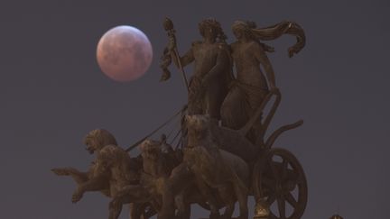 La prochaine éclipse totale visible depuis l'Europe aura lieu le 16 mai 2022, même si des éclipses partielles auront lieu dans l'intervalle.