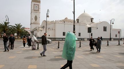 Devant une mosquée fermée pour lutter contre l'expansion du Covid-19, un homme a choisi comme protection de se recouvrir entièrement d'un sac en plastique. (RAMZI BOUDINA / REUTERS)