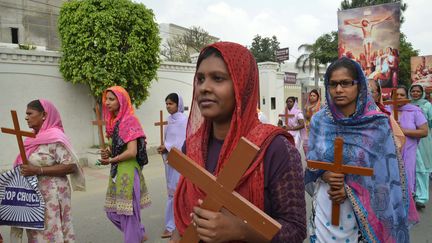 Des Indiennes portent des croix et des ic&ocirc;nes &agrave; Amritsar en Inde, lors de la procession du Vendredi saint&nbsp;le 3 avril 2015. (NARINDER NANU / AFP)