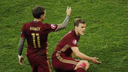 Les Russes Pavel Mamaev et Alexandre Kokorin lors d'un match contre la Slovaquie lors de l'Euro, le 15 juin 2016 à Lille. (BENOIT TESSIER / REUTERS)