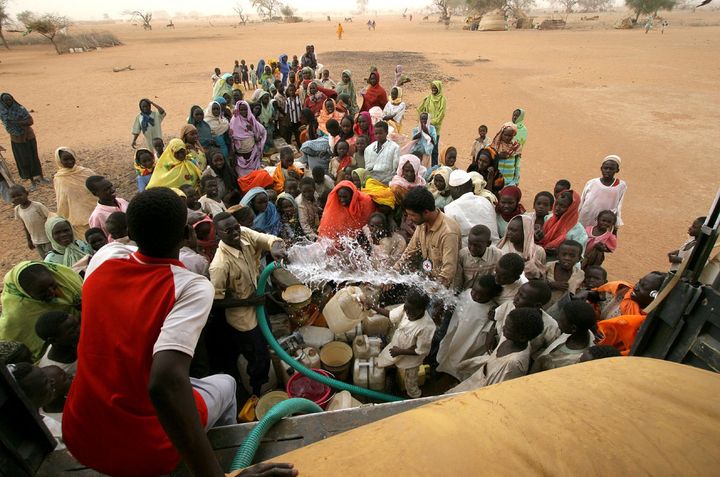 Le CICR distribue de l'eau à des réfugiés au Darfour (Soudan) en 2006.
 (© ICRC / B. Heger)