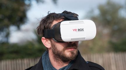 &nbsp; (Un homme teste un masque de réalité virtuelle, Nantes, 28 janvier 2016  ©  SEBASTIEN SALOM-GOMIS/SIPA)